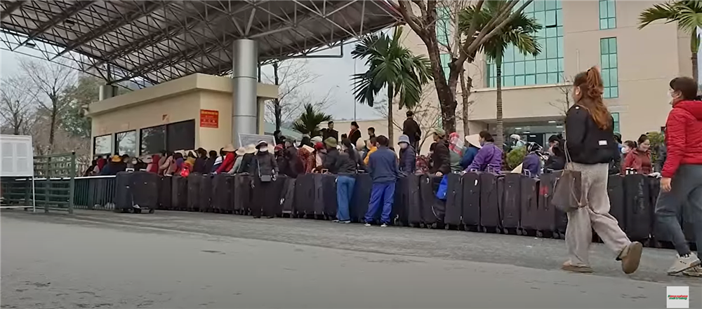 Hình ảnh "cửu vạn vali tại cửa khẩu Quốc tế Lào Cai" do Báo Nông nghiệp và môi trường tác nghiệp T5/2025 (Ảnh cắt từ clip)